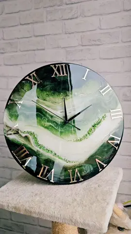 #wallclock #greenclock #moderncock #interiordesign #epoxyresinclock #resinwallclock #epoksidinederva #sieninislaikrodis #vienetinedovana 