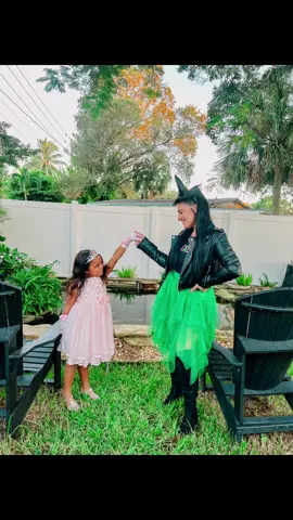 I 100% understand the interviews and why they’re so close now. #fyp #wicked #glinda #elphaba 