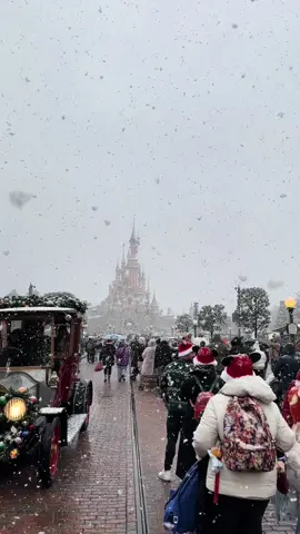 𝐷𝑖𝑠𝑛𝑒𝑦𝑙𝑎𝑛𝑑 𝑤𝑖𝑡ℎ 𝑠𝑛𝑜𝑤 𝑖𝑠 𝑚𝑎𝑔𝑖𝑐𝑎𝑙✨ #disneyland #disneypark #snow #christmas #dlp #disneylandparis #disney 