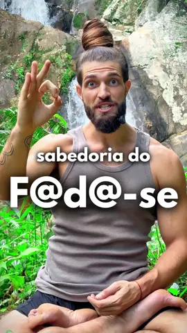 ⚠️ Antes de tudo, um alerta importante: Essa mensagem não é sobre dizer isso para outras pessoas. Trata-se de uma postura interna, um movimento de desapego e leveza que deve ser guiado por moralidade, respeito e compaixão. 💡 Por trás dessa ideia está a perfeição da sabedoria (Prajnaparamita): Os fenômenos e as experiências carecem de uma existência inerente. Tudo é interdependente e vazio de solidez própria,  ❗️o que significa que muitas das coisas que nos prendem emocionalmente não têm, na verdade, o peso ou a importância que projetamos sobre elas.❗️ Como ensinam mestres como Chögyam Trungpa, o ato de “soltar” pode ser uma expressão de louca sabedoria:  Uma liberdade que surge da compreensão profunda da vacuidade e da impermanência. ✨ Por que essa mentalidade pode ser libertadora? 	•	Você se livra do peso das perspectivas alheias e se sente leve e em paz! 	•	Você tem a chance de furar a bolha na qual estava preso(a) e se sentir livre e em equilíbrio. 	•	Desapegar é um ato de coragem e sabedoria, através do desapego você pode encontrar sua natureza real. 🔑 O mantra do desapego e da auto-libertação! Muitas vezes, ficamos presos ao julgamento alheio, às pressões externas e internas, ou à necessidade de agradar a todos. Mas aqui vai um ensinamento profundo de auto-liberação: Toque o phodase! ✨ O verdadeiro espírito dessa mensagem: 	•	Não deixe as aparências, fenômenos e experiências perturbarem sua paz! 	•	Solte o que está te prendendo, com leveza e sem ferir ou prejudicar qualquer ser. 	•	Não é sobre abandonar responsabilidades, mas sim viver com mais serenidade e autenticidade. 🌱 “Se algo custa a sua paz, não vale a pena.” Lembre-se: Nunca use essa sabedoria para atacar, mas como um escudo para proteger sua própria paz. #yoga #sabedoria #desapego #pazdeespírito #saudemental 