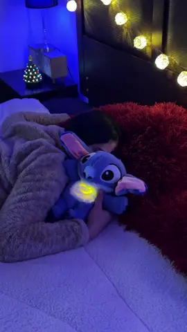 Peluche de Stitch que respira: el mejor regalo del mundo. ¿Ya tienes el tuyo?#stitch #liloandstitch #disney #peluche #ansiedad #regalo #navidad  Stitch nos enseñó que Ohana significa familia, y en cada familia el amor está en los pequeños gestos. Este peluche que respira no es solo un regalo, es una manera única de decir 'me importas. Perfecto para niñas, mujeres y madres que aman a Stitch y buscan algo especial que las haga sonreír.