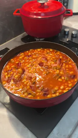 Etli Kuru fasulye  300 gr fasulye  200 gr kuşbaşı doğranmış et 1 adet soğan  Varsa ,kuru domates,kuru biber 1 yemek kaşığı domates salçası 1 tatlı kaşığı biber salçası  1 tatlı kaşığı (pulbiber acı severler katsın)  Yarım çay bardağına yakın zeytınyağ  Tuz salçanızın tuzuna göre  Yaklaşık 4.5 su bardağı su kullandım. Su oranı fasulyenın pişme süresine göre değişir düdüklüde pişireceklerle aynı oranda olmaz.  Hazırlık Fasulyeyı akşamdan soğuk suyla ıslatalım. Uygun bir tencereye fasulye boyunu biraz aşacak kadar su koyup on dakika haşlayalım. Kapağını kapatın dinlensin fasulye o sırada. Eti kavuralım ,soğanı ilave ederek kavuralım ,salçayı ekleyelim bir süre daha kavuralım üzerine bir su bardağı su ilave ederek etleri çok az kaynatalım kuru domatesleri ekleyelim. Üzerine fasulyeyi ekleyelim sıcak suyu ekleyelim kapağı hafif aralık fasulyeyi pişene kadar kaynatalım.Afiyetle