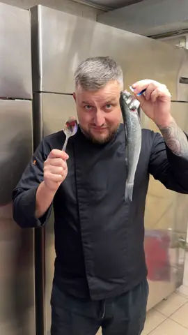 Can you actually clean fish with a spoon? 🐟🍴 Testing this viral hack with hilarious results! Spoiler: it’s harder than it looks. 😂 #FishCleaning #LifeHackTest #KitchenFails