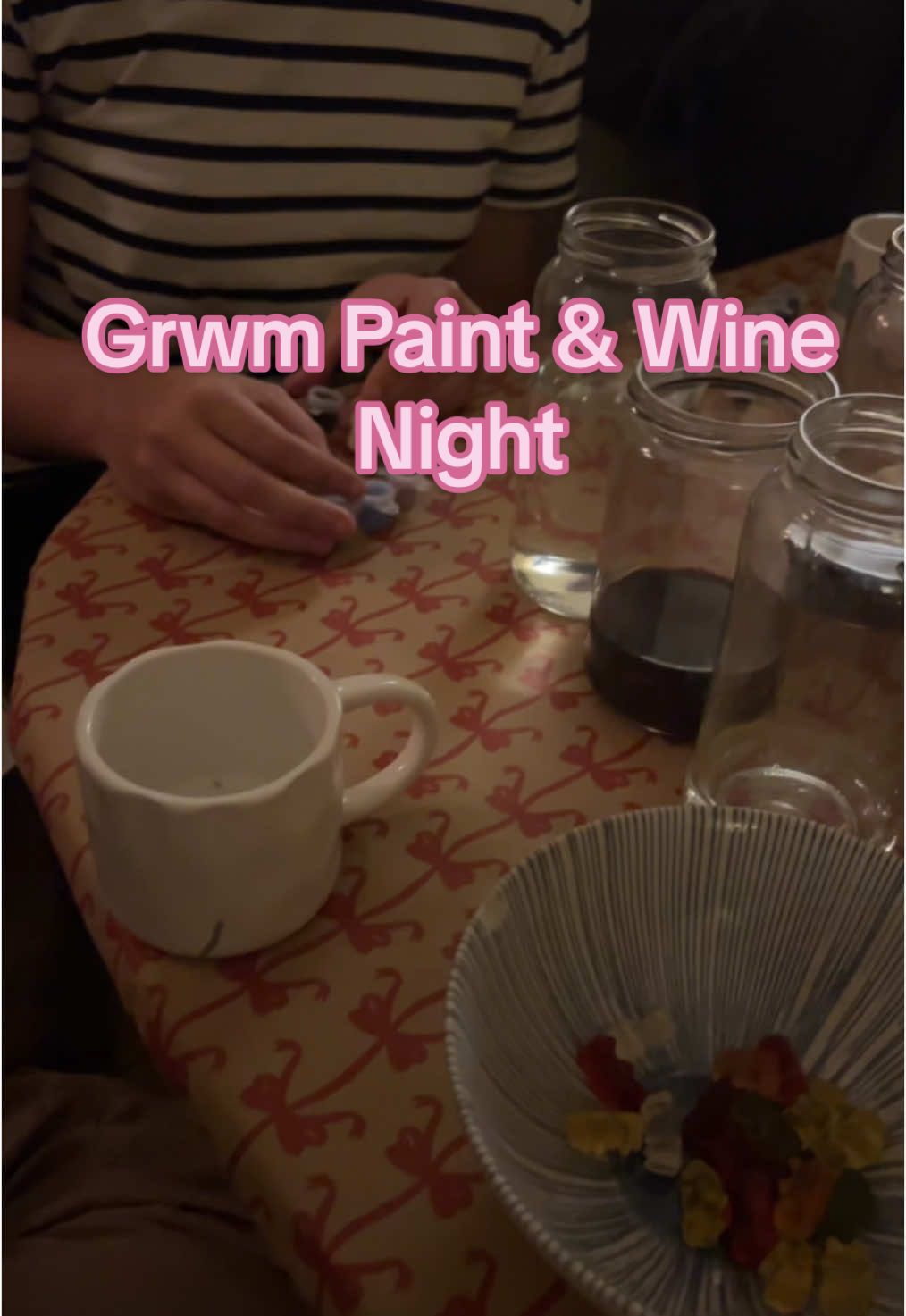 PLANAZO, lo recomiendo 100% me lo pasé increible (Hablamos en inglés xq lo organizó todo una campi de piso americana de mi amiga @Cande 💕, eso sí VILLANZICOS DE BISBAL FOREVER hahahahaj) #paintandwine #painting #wine #grwm #arreglateconmigo #makeup #OOTD #visteteconmigo #girlsnight #girls #planes #ideas #night #fyp #parati 