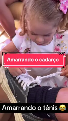 Ja viram a florzinha amarrando o cadarço do tênis? 🤣😂🤏🌸💜 #floflo #florzinha #fofo #mariaflor #humor #humortiktok 