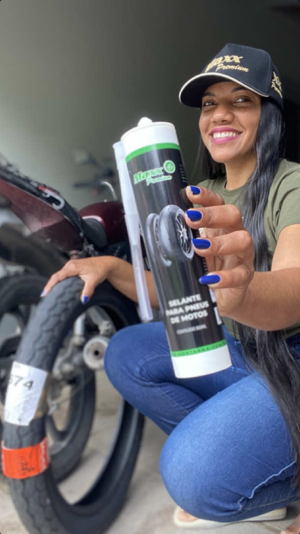 Pneu novo e com selante para prevenir furos, pronta pra próxima viagem 😻🏍️🛣️ Selante para pneus da @maxxpremiumbr 💚 #viagemdemoto #maxxpremiumbr #manutecaodemotos #manutencaomotos