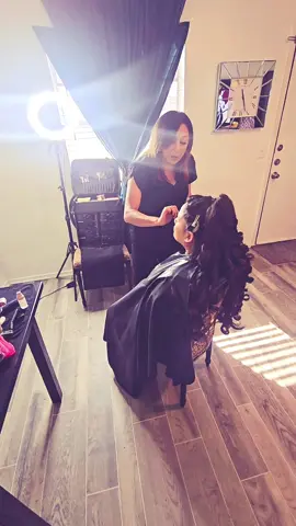 #ConSantanderConecto  #beauty #glam #weddingmakeup #asisstant credits:MAKAYLAH GARCIA for making the video 🤪 12:00 3rd person hair and makeup forgot to recored.