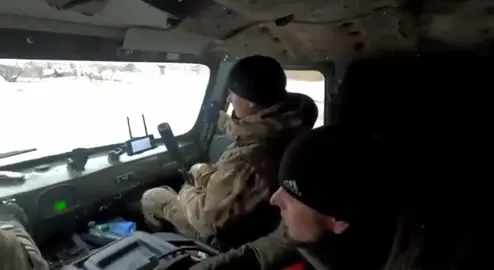 Russian Armed Forces evacuation group in a “UAZ-452” Loaf attempting an evacuation of a soldier from the front, encounter EW alerts going off as FPV drones approach. #Russia🇷🇺 #RussianArmedForces #RussianGroundForces #ArmedForcesOfRussia #Rus #UAZ452 #UAZ_452 #Loaf #EW #ElectronicWarfare #EarlyWarning #Drones 