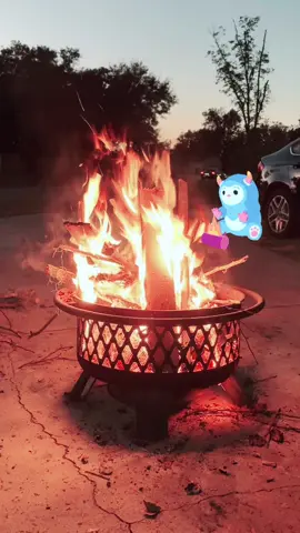 We love chilly nights and warm fires. #fire #camp #camping #bonfire #bonfirenight @WeirdoKid @damianp._50 