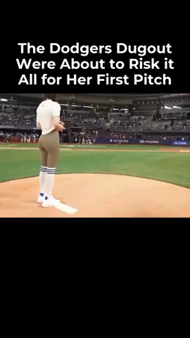 Dodgers Players Awestruck by Actress Jeon Jong-seo’s First Pitch #ladodgers #dodgers #jeonjongseo #jeonjongseoedit #dodgersbaseball #dodgerstadium 