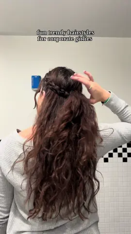 this is the perfect hairstyle for the corporate girlies 🩶 #corporatebaddieoutfits #bohohairstyles #easyhairstylesforwork #hairstylesforfinehair #corporatehairstylesupdos #uphairstylesforwork #corporatejobhairstyle 