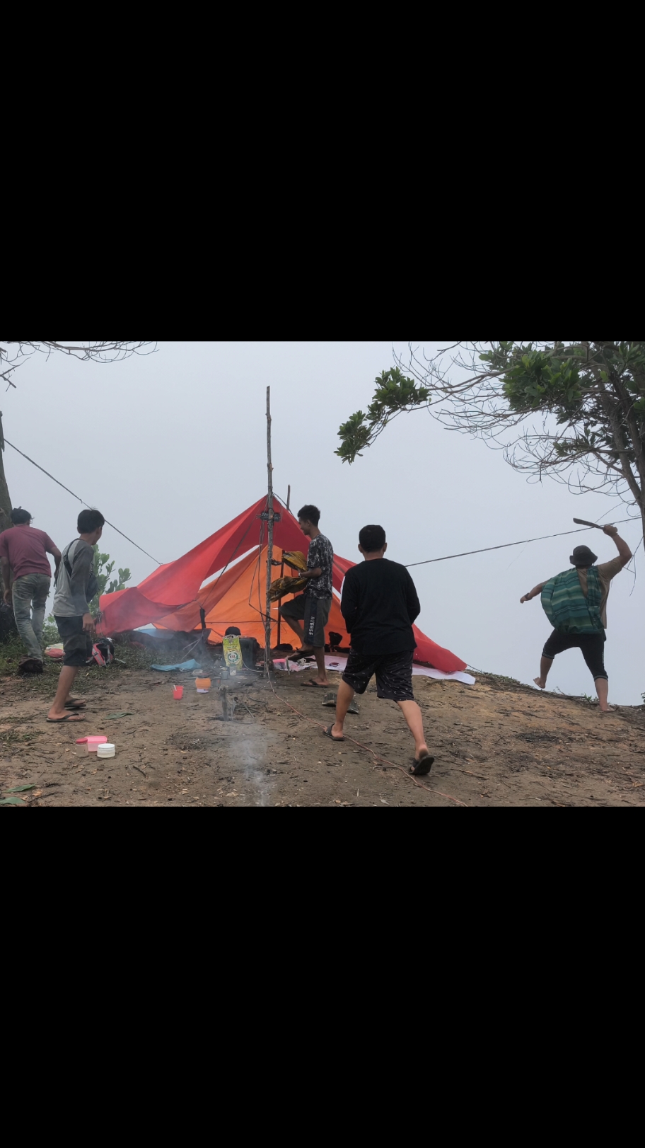 Kegiatan yang sangat menyenangkan diluar ruangan, berkemah di hutan saat hujan deras turun, membangun shelter, malam lanjut membuat makanan dan minuman, suasana yang memenangkan ditambah dengan suara hujan deras membuat tidur menjadi nyenyak, suara alam saat hujan turun untuk tidur, Bushcraft, Tent, Plastic Wrap,solo bushcraft, wilderness, survival, os bushcraft and survival, camp, overnight, shelter, outdoors,  Sumatra Forest camping kali ini kita memilih hutan belantara yang masih sangat alami di tempat hutan hujan #campinghoror  #campingovernight  #campinghujanderas  #campingdihutan #SumatraForest #campingwiththunderstorm #campingwithheavyrain  #campingwithrainstorm #soundofheavyrain #notcampingsolo  #twoadventurers  #campingandfishing #hujandihutan #campingdihutan  #bermalamdihutan #campingsolo #berkemah #캠핑 #santai #solocamp #asmr #hororterbaru2024   #berkemah #camping #campinglife  #camping #campinglife #berkemah 