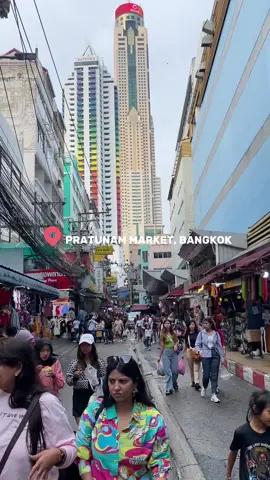 📍PRATUNAM MARKET, BANGKOK | PART 3 . This long-standing market in Bangkok is a shopping haven for bargain hunters. Take a stroll through the alleys and marvel at all that’s on offer—rolls of textiles, clothing and footwear, and even handmade crafts. . There are even inexpensive laptops and cameras on offer for gadget lovers. Remember to brush up on some basic Thai phrases before you go—you might be surprised at the extra discounts or freebies you can score! Buying in bulk is often a lot cheaper too. . It’s a popular stop on many city tours and food tours of Bangkok, so go in the early afternoon when the shops are fully stocked.  #hermanlife #bangkok #bangkokthailand #pratunammarket