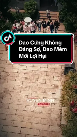 Dao Cứng Không Đáng Sợ, Dao Mềm Mới Lợi Hại - Đại Đạo Cổ Nhân Dao cứng không đáng sợ, dao mềm mới thực sự lợi hại Dù bạn luôn thật thà, không biết toan tính nhưng nhất định phải nghe tôi kể câu chuyện sau Anh Tí dẫn một người bạn về nhà chơi, kết quả là người bạn làm phòng bừa bộn. Khi anh bạn đi, anh Tí một mình dọn dẹp cả buổi. Mẹ anh hỏi: 