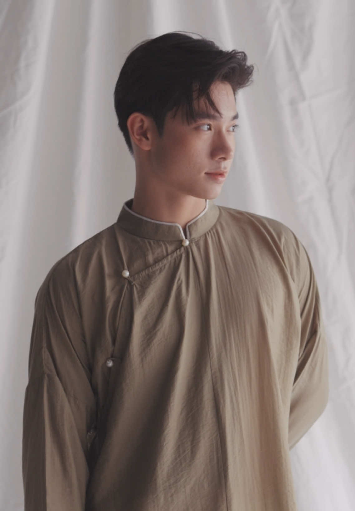 ✨ Villa Wings giới thiệu áo dài nam mới! Thiết kế thanh lịch, tinh tế, chuẩn phong cách hiện đại. Lựa chọn hoàn hảo cho mùa TẾT năm nay. 📌 #VillaWings #ÁoDàiNam #ThờiTrangThanhLịch #ÁoDàiThiếtKế #PhongCáchHiệnĐại #aodaivillawings 