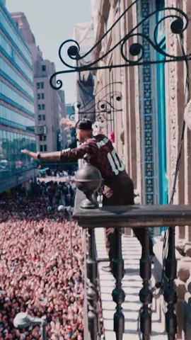 #LaRompe | La CDMX vivió una locura con la presencia de @rauwalejandro, quien ofreció un concierto sorpresa antes de su esperada presentación en Coca-Cola FlowFest. Desde un balcón en el corazón de la Ciudad de México, deleitó a cientos de fanáticos que abarrotaron las calles para corear sus éxitos 😱🔥🎶 #BeatConeXtion #Noticias #Música #RawAlejandro
