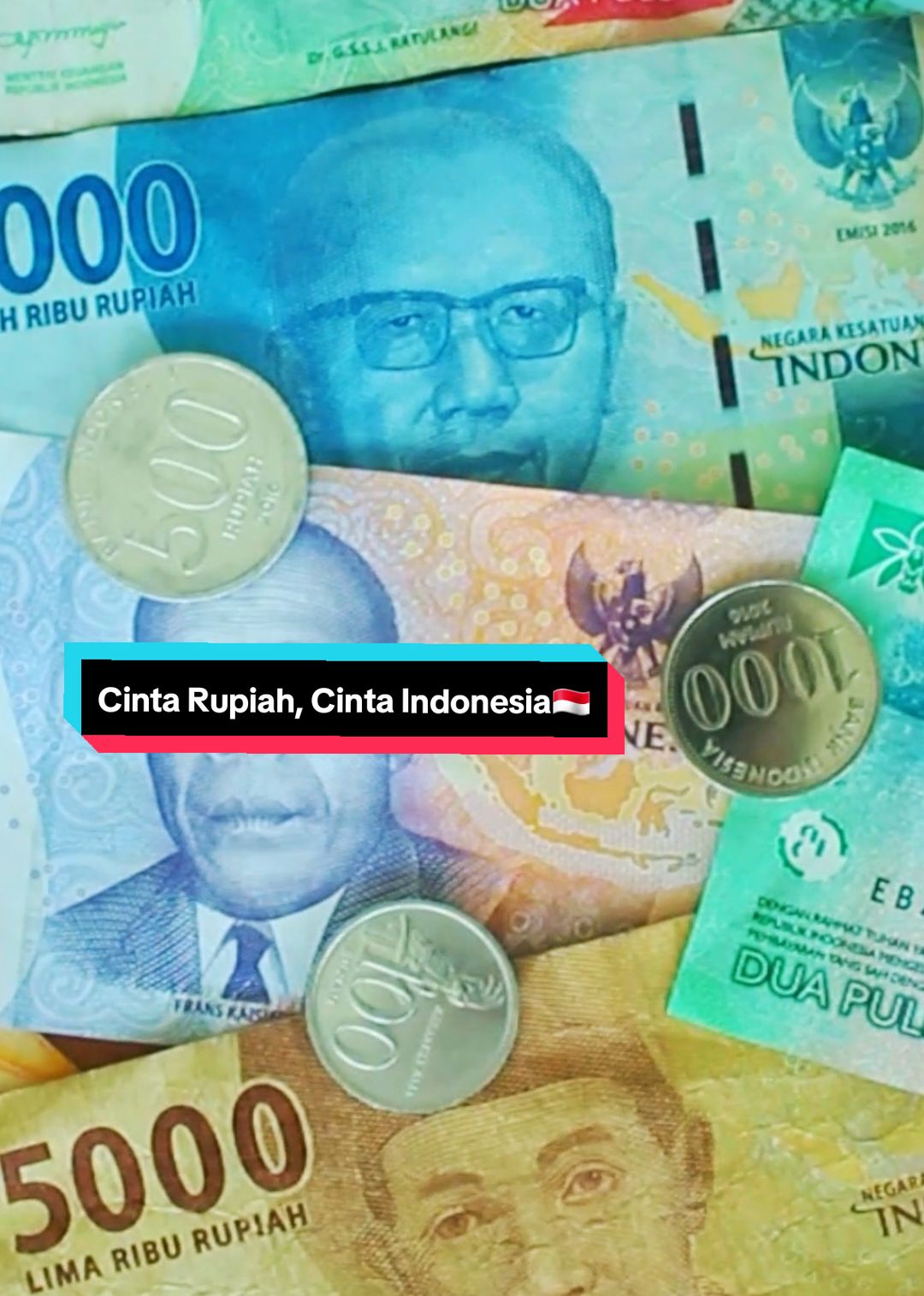 💵 Cinta Rupiah, Cinta Indonesia! 🇮🇩 Rupiah bukan hanya sekadar alat tukar, tetapi juga simbol identitas dan kebanggaan bangsa. Melalui video ini, kita akan kenali makna di balik setiap lembar rupiah, dari gambar pahlawan hingga keindahan budaya yang menghiasi uang kita. Rupiah adalah cerminan perjalanan bangsa yang harus kita jaga dan hargai. Menggunakan rupiah dengan bijak adalah wujud cinta kita pada Indonesia. Dengan bertransaksi menggunakan rupiah, kita turut mendukung perekonomian nasional dan menjaga stabilitas ekonomi. Setiap rupiah yang kita gunakan adalah kontribusi nyata untuk kemajuan bangsa. Mari jadikan rupiah lebih bermakna! Kenali, gunakan, dan cintai rupiah, karena cinta rupiah berarti cinta Indonesia. Ayo tunjukkan kebanggaan kita sebagai bagian dari negeri ini! @bank_indonesia  @caseyeay @angelllm  #BIDCC2024 #CBPRupiah #RupiahKu #fyp #fypage 