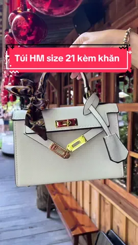 Túi xách HM size 21 kèm khăn lụa #hieudayne95 #memonbo #xuhuongtiktok #xuhuong #review #tuixachquangchau #tuixach #tuixachnu #tuihm #tuideocheo #tuideovai #tuiditiec #tuihottrend 