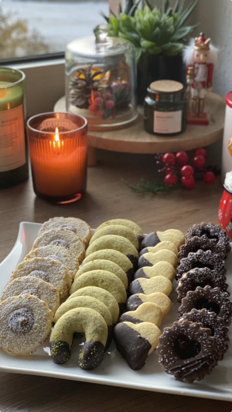 1 Teig für 4 Plätzchen😍Mit meinem Rezept backst du garantiert die schönsten und leckersten Plätzchen zu jeder Jahreszeit✨ Zutaten: Für den Teig: 500 g Mehl 140g Zucker 2 pck. Vanillezucker 320g weiche Butter 1 Ei 1 TL Backpulver Prise Salz Zubereitung: Alle Zutaten in der Schüssel zu einem glatten Teig verkneten und eine Stunde oder über Nacht kühlen. Den Teig in 4 Teile unterteilen und wie folgt ergänzen: 1.)Pistazien Kipferl  2 EL gemahlene Pistazien  geschmolzene Schokolade  Bei 180°C ca.13 min.backen  2.)Haselnuss Taler mit  Lotus Creme  3-4 EL Haselnuss Krokant 2-3 EL Lotus Creme  Puderzucker  Bei 180°C ca.13 min. backen. 3.)Orangen Plätzchen  1 EL Orangenabreib geschmolzene Schokolade Bei 180°C ca.12 min. backen. 4.) Schwarzwälder Kirsch Kekse mit Ganache und Kirschmarmelade 2 EL Backkakao 100g weiße Schokolade 40g Schlagsahne 2-3 EL Kirschmarmelade  Bei 180°C ca.12 min backen Viel Spaß beim Nachbacken ❤️ #baking #weihnachten #plätzchen #kurabiye #fürdich #viral 