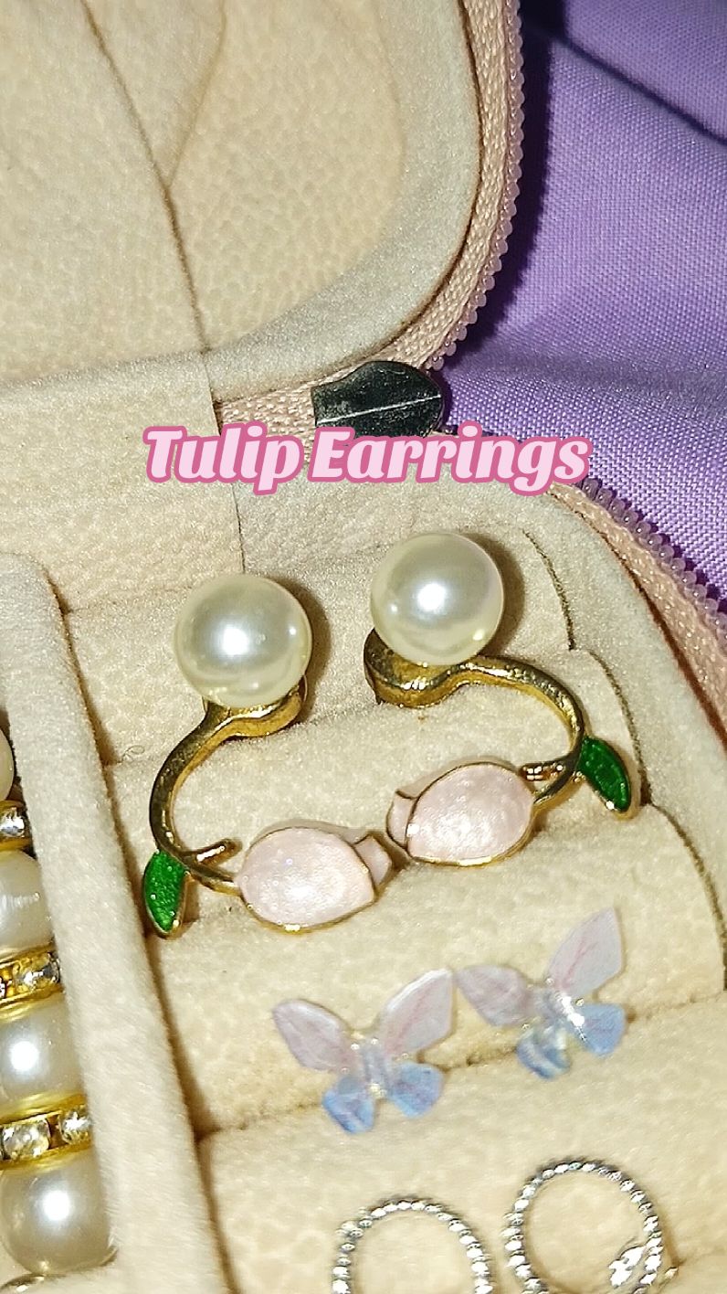 perfect earrings sa mga mahilig sa tulips 🌷🌷🌷 #earrings #earring #pearlearrings #pearl #tulipearrings #tulips #jewelry #accessories #fashion #fyp #fypage #trending 