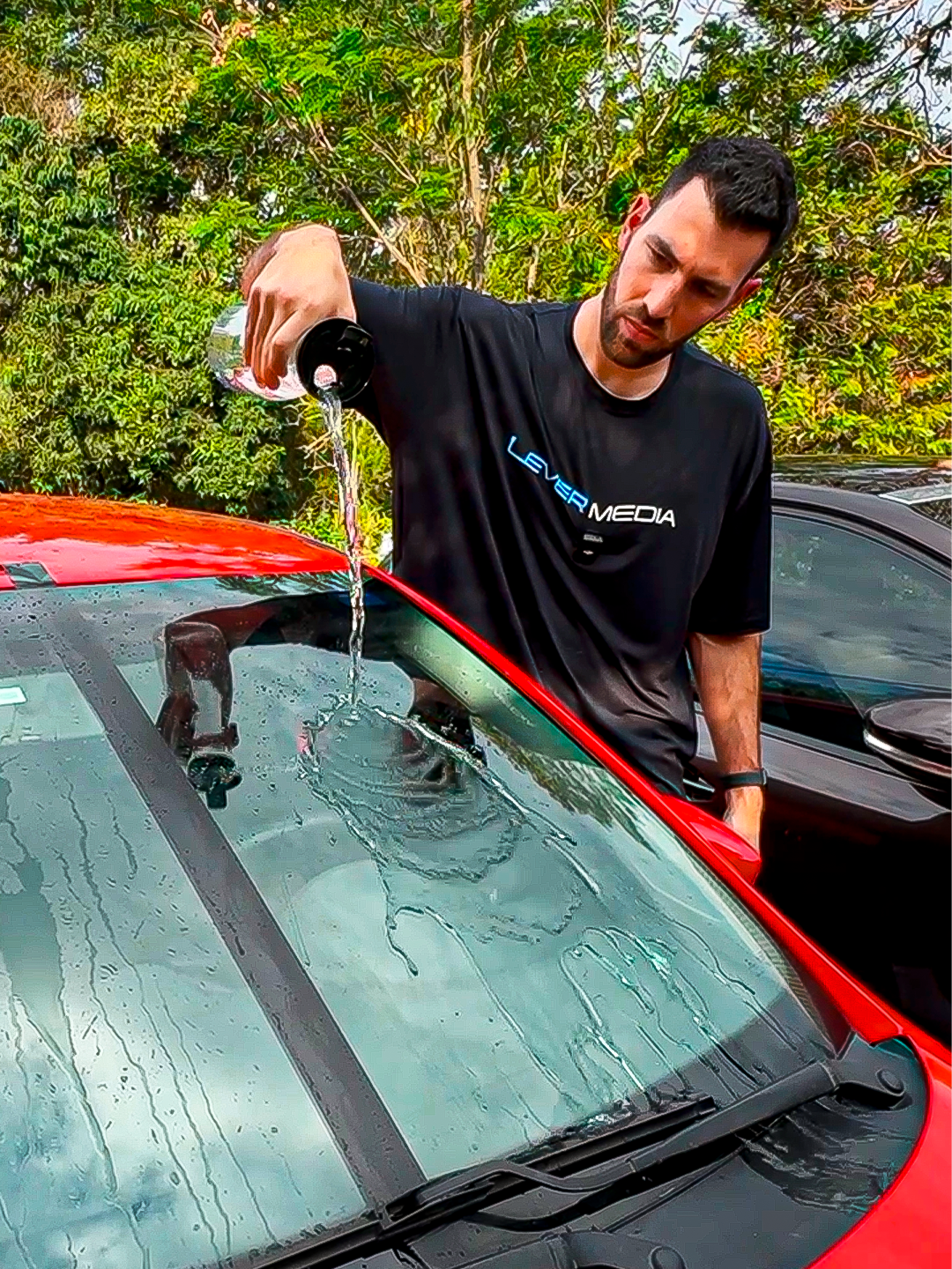 Esse repelente alemão ASSUSTA A ÁGUA e deixa o vidro do carro HIDROFÓBICO! 🚗💦 ✅Link do produto na Bio 👉@aindasoubarone(produto 1257 cristalizador de vidros e para-brisa )
