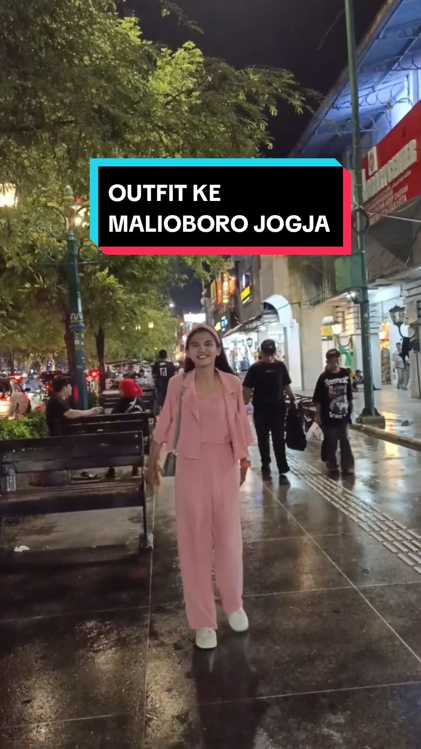outfit ke malioboro Jogja #jelajahjogja #oneset #onesetinnerbando #duniafashion2023 #duniafashion #ootdfashion  #outfitwanita #outfitmalioboro  #yogyakartaistimewa #jogja #malioborojogja #malioboro 