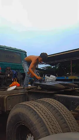 ga papa itam namanya juga kerja #vidioviraltiktok #cctvtanjungpriuk #drivermudaindonesia #drivermuda_punyacerita #vrialvideos #fypシ゚viral 