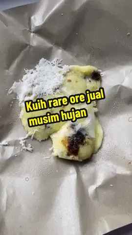 Putu halba dibuat dari ubi kayu, inti nisan dan dikukus. Makan dengan kelapa parut. Kena makan panas-panas baru jadi 👍👍 Puti halba hok sedap beli sini deh⬇️ • Kedai tepi jalan traffic light Balai Polis Cabang 3-PCB... simpang nak gi ke Suwarin Jinda/Warung Pakmat Teh Beng Kawasan tepi jalan ni banyak ore berjualan, macam-macam ado. Sedap jugok beli putu halba pahtu gi make tepi laut PCB 😆 #putuhalba #pcb #streetfood #jjcmkelantan #kotabharu #kuihlegend #halalfood #ubikayu 