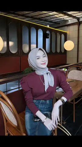 Rekomendasi blouse puffy shoulder top Outfit yang harus kalian miliki‼️ Buruan CheckOut✨ #inspirasioutfit #outfitideas #bajukekinian #puffyshouldertop #bajucantik #foryou #fyp 