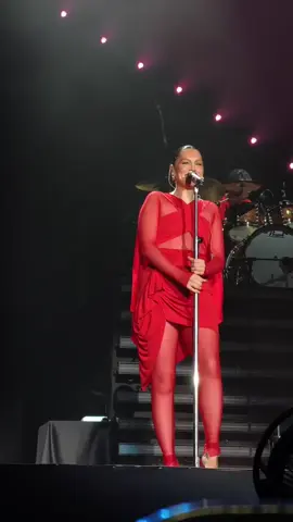 Purple rain 💜 . . #jessiej #purplerain #foryou #foryoupage #4u #paravoce #song #viral #fyp #tour 