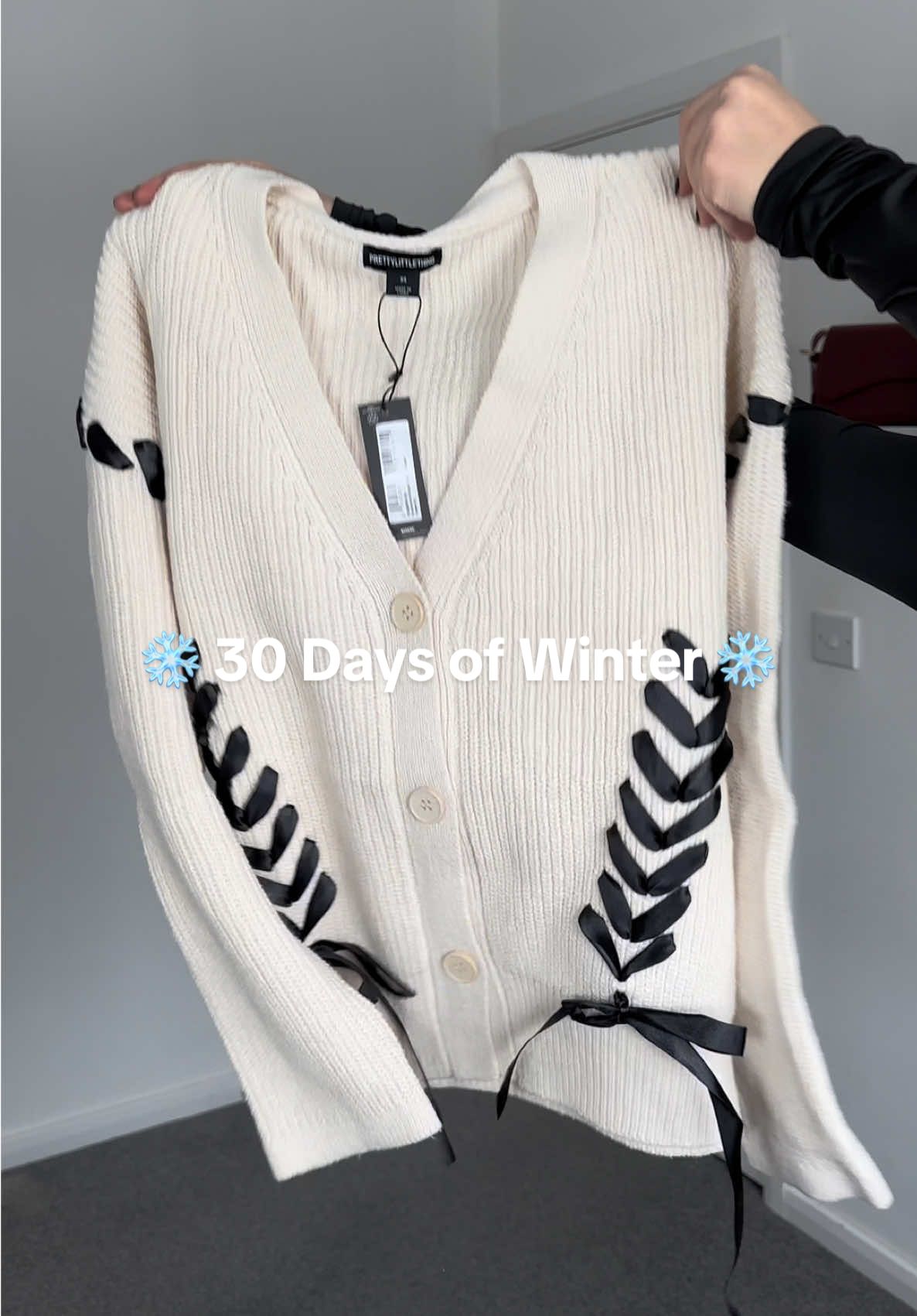 Love an oversized cardigan 🖤🤍 Day 21/30 of Winter outfit ideas ❄️🥶💙 #winteroutfit #cardigan #coat #tiktokmademebuyit #blackfridaysale 
