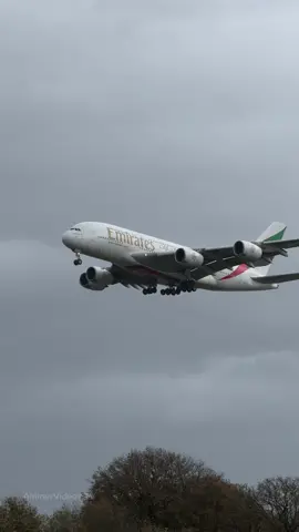 Emirates Flight EK1 Aborts Landing TWICE pilots battle strong winds at Heathrow Airport #storm #stormbert #pilot #airbusa380 #emirates #ek1 #crosswind #aviation #fyp #airport 
