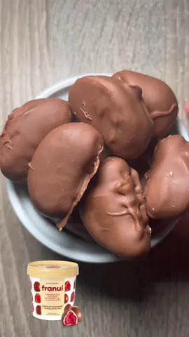 Clémentines enrobées de chocolat  Les ingrédients : - 100g de chocolat au lait, - 100g de chocolat blanc, - 1 clémentine. Après avoir mis la première couche de chocolat blanc, mettre 15 minutes au congélateur puis mettre la couche de chocolat au lait ou noir, remettre au congélateur. #clementine #franui #chocolataulait #dessertrapide #paulinette #recetterapide 