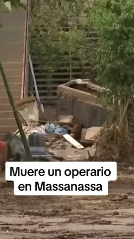 El derrumbe de parte de un colegio en Massanassa mata a un operario El hombre, de 51 años, se encontraba trabajando en las instalaciones del centro, muy afectado por la DANA, cuando uno de los porches que une dos de los edificios del colegio se ha caído. Los bomberos habían señalado hace semanas el mal estado del edificio, que estaba en situación de colapso por el daño que sufría algunos muros y pilares que sujetan techos y voladizos. Se desconoce el motivo por el que operarios de la empresa Tragsa se encontraban en las instalaciones de la escuela. Otro operario ha resultado herido en una pierna y en la cabeza. #dana #valencia #massanassa