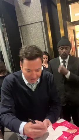 Jimmy Fallon signing autographs, leaving his in-store appearance at Barnes & Noble’s in New York City #jimmyfallon #barnesandnoble #thetonightshow #instoreappearance #happyholidays #nyc #fyp #newyorkcity #videooftheday #foryoupage #manhattannewyork #autographs 