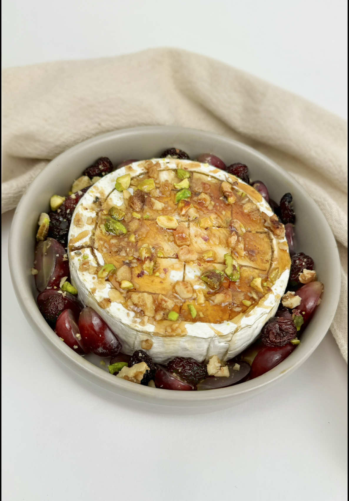 ¡Para compartir! ❶ Dale LIKE si te gusta. ❷ GUARDA para que no se te pierda. ❸ COMPARTE con quien te deba esta receta. QUESO CAMEMBERT AL HORNO 😋 INGREDIENTES: 4👨‍🍳 🔷 1 queso camembert 🔷 10 uvas  🔷 12 uvas pasas 🔷 20 gr de nueces 🔷 20 gr de pistachos 🔷 Miel  1️⃣ Cortamos alrededor del queso con un cuchillo sin llegar al fondo, luego cortes longitudinales y transversales. 2️⃣ Lo ponemos en un recipiente apto para horno y añadimos las uvas cortadas por la mitad, uvas pasas, frutos secos picados y miel. 3️⃣ Horneamos 8 minutos a 180 grados, retiramos y a disfrutar. 📨 Si tienes alguna duda no te olvides de escribirme y si necesitas una Thermomix mándame un privado. #recetasfaciles #recetasquefuncionan #queso #aperitivo #compartir #camembert #miel #navidad 