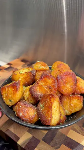 Perfect Roast Potatoes 😍🙏🏽 #thanksgiving #potatoes #potato #EasyRecipe #EasyRecipes #asmrfood #FoodTok #cooktok #datenight #dinnerparty #christmas #homecooking #DinnerIdeas 