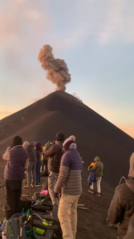 Increible vista desde el volcan de fuego #guatemala #volcandefuego #acatenango #senderismo #amanecer 