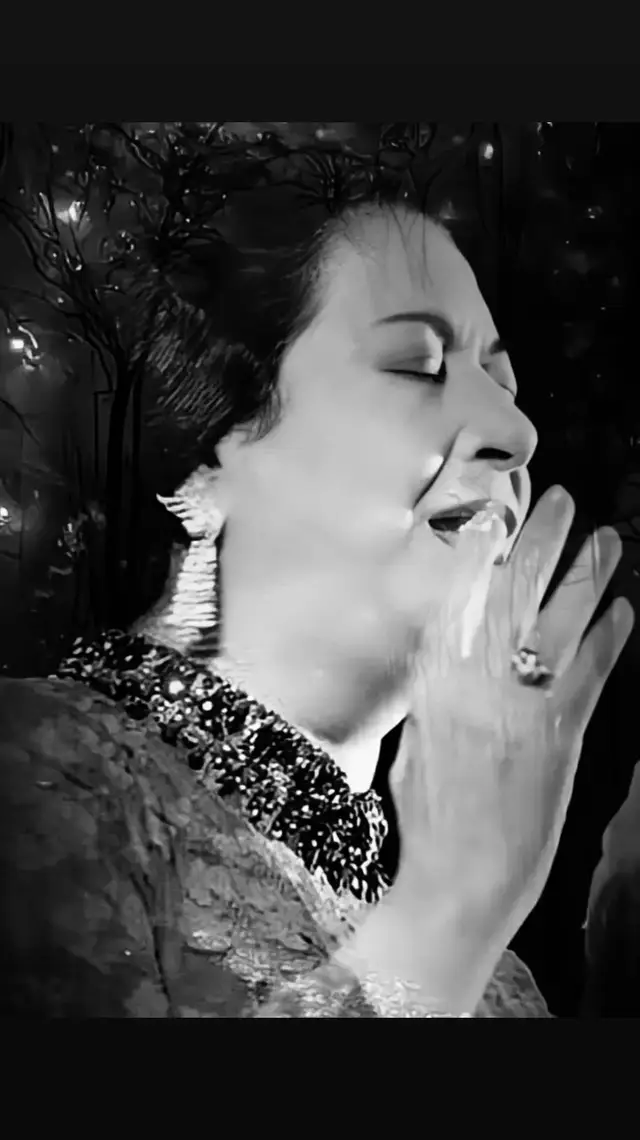 #ام_كلثوم_كوكب_الشرق #لسه_فاكر #كانت_الايام_في_قلبي_دموع_بتجري #كلثوميات #زمن_الفن_الراقي_الجميل 