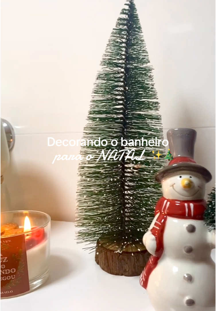 ✨Banheiro com um toque natalino?  Temos! Mais um cantinho para inspirar vocês.🥰 🔗Links no destaque NATAL. #decoracaonatalina #arvoredenatal #natal #decorandoacasa #decornatal #xmas #merrychristmas 