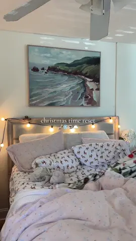 clean with me🥰 #cleaningbedroom #cleanbedroom #sundayreset #resetday #cozybedroom #cozy #christmadbedroom #creatorsearchinsights 