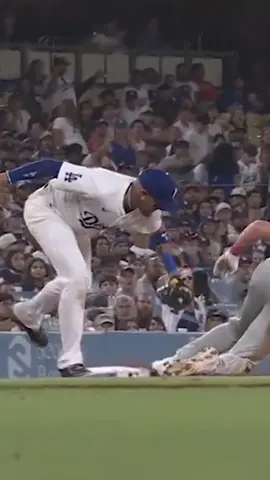 Should the runner be out or safe here? #MLB #baseball #baseballdoesntexist #umpire #rules 