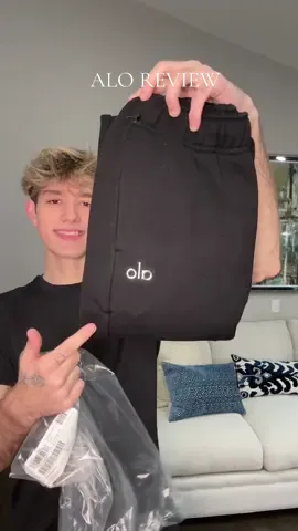 First time ordering from @Alo Yoga is it worth the hype?? #aloyoga #aloyogareview #aloyogahaul #alohoodie #sweatsuit #mensgymwear #menshoodies #clothingreview #menshaul #onlineshoppinghaul 