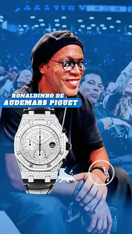 ⬇️ Ronaldinho de Audemars Piguet Royal Oak em jogo da NBA ⚽🏀🔥 🔹 O Audemars Piguet Royal Oak Offshore Chronograph 26067BC.ZZ.D002CR.01 possui caixa de 42 mm em ouro branco 18K com incrustação de diamantes, espessura de 14,3 mm e bezel cravejado de diamantes com 8 parafusos hexagonais expostos. ⬇️ 🔹 O mostrador preto com guilloché 