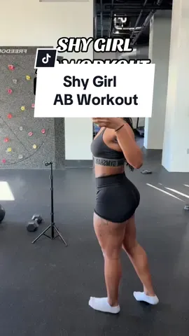 Grab a mat and get into this 5 minute ab circuit  (✨squeeze✨your core) -Flutter kicks -Leg raises -Plank rocks