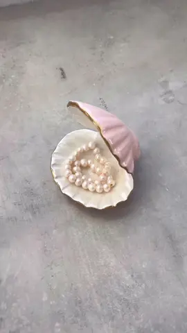 Clam dish + pearl necklace 🤌🏼 top tier diy gift idea  #airdryclay #airdryclayideas #diygiftideas #diychristmas #claygifts