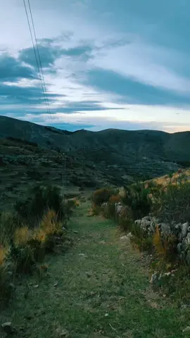 No es lo que te está pasando hoy o lo que te sucedió en el pasado lo que determina en quién te convertirás. Mejor dicho, es en tus decisiones donde debes enfocarte, qué cosas son importantes para ti, y qué estás dispuesto a hacer por ellas, es lo que determinará tu destino final #paisajes #atardecer #bolivia 