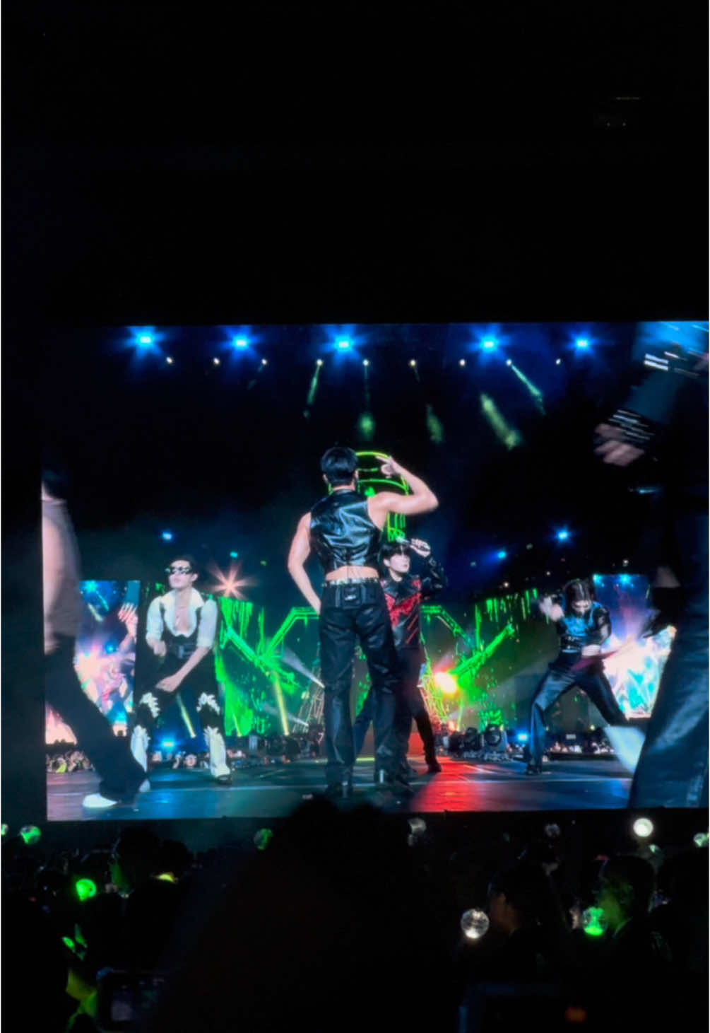 san’s tiny waist🤭 #seonghwa #hongjoong #yunho #yeosang #san#mingi#wooyoung #jongho #atiny #ateez #ateezla #ateezladay2 #kpop #kpopfyp #fyp #bouncy #ateezbouncy #channiesloverfr  