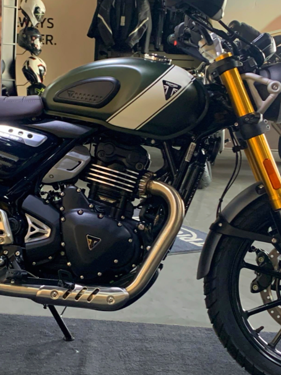 A la venta esta increíble Triumph Scrambler 400 X. ✅$142,990 (solo en color Matt khaki green) 1️⃣ Año: 2025 2️⃣ Nueva, 0 km 3️⃣ Factura original de agencia a tu nombre. 4️⃣ Ventajas destacadas: 🧬Diseño Scrambler auténtico: ADN de Triumph con acabados premium, asiento ribeteado y un estilo todoterreno moderno que destaca en cualquier lugar. 💪Motor potente y ágil: Monocilíndrico de 398 cc con 40 CV y 37.5 Nm, ideal para aventuras en carretera o terrenos difíciles. 🛞Suspensión y frenos de alta calidad: Horquilla invertida de 43 mm y monoamortiguador ajustable con 150 mm de recorrido, más un freno delantero de 320 mm con pinza radial y ABS desconectable para máximo control. ⚡Tecnología que te acompaña: Iluminación LED completa con DRL, puerto USB-C para cargar dispositivos, y panel de instrumentos analógico-LCD con toda la información necesaria. 🛞Versatilidad todoterreno: Llantas de 19” y 17” con neumáticos de marca premium, estriberas desmontables y manillar ancho para máxima confianza en cualquier terreno. 🛠️Mantenimiento líder en su segmento: Intervalo de 16,000 km o 12 meses, lo que significa más tiempo para disfrutar y menos en el taller. 🏦 Opciones de financiamiento: Enganche desde el 15% ó 12 MSI ó tasas preferenciales (TyC) 🛑 Lleva esta Triumph a casa y vive la aventura en cada camino. 📳 Interesados llamar al número: 777 270 9238. 📍 La moto se encuentra en Cuernavaca, Morelos. #TriumphCuernavaca #TriumphCuernavacaAutopista #ForTheRide #triumphmotorcycles #triumph 