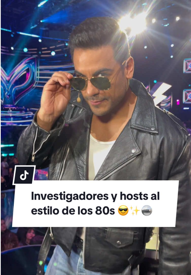Se viene una espectacular fiesta ochentera 🎤🪩 Y @Anahí, @Martha Higareda, @Carlos Rivera, @Juanpa Zurita y @Omar Chaparro tienen los looks de alto impacto. ✨😎 ¿#QuiénEsLaMáscara ?, todos los domingos, disponible en Univision, @Las Estrellas y @ViX 🎭🔍 #QELM#QELMMUS #Anahi #OmarChaparro #MarthaHigareda #CarlosRivera #JuanpaZurita 